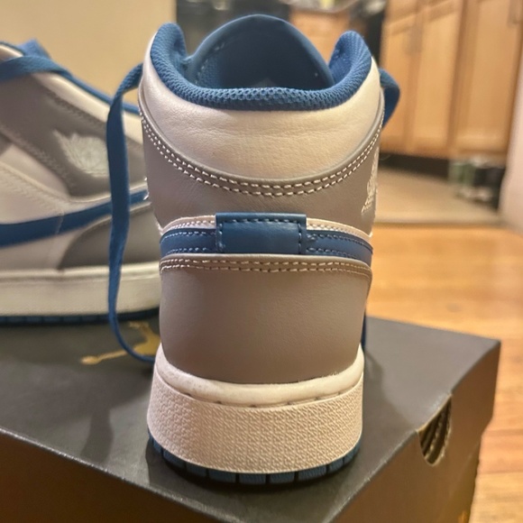 Air Jordan Basketball Shoes - Picture 5 of 6